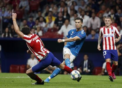 Cristiano Ronaldo (en el centro) dispara a la portería del Atlético de Madrid.
