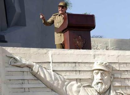 Raúl Castro pronuncia un discurso bajo un friso en el que está esculpido el busto de Fidel.