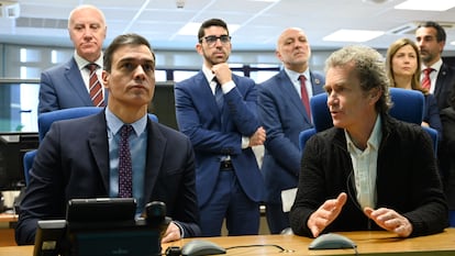 El presidente del Gobierno, Pedro Sánchez, conversa con el director del Centro de Coordinación de Alertas y Emergencias Sanitarias, Fernando Simón.