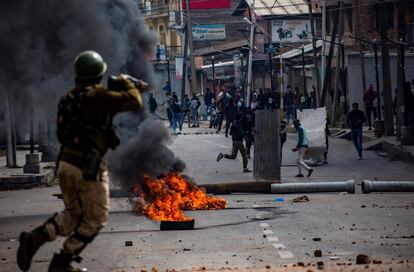 Un policía indio dispara perdigones contra los manifestantes, durante los enfrentamientos entre las fuerzas gubernamentales indias y los musulmanes de Kashmiri, en Srinagar.