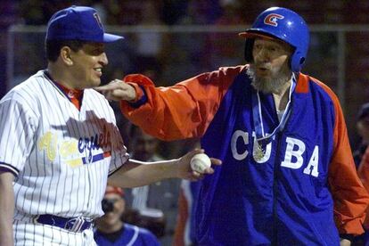 Fidel Castro y el líder venezolano Hugo Chávez, momentos antes de un encuentro amistoso de beisbol entre ambos países en el estadio Antonio Herrera Gutiérrez de Barquisimeto (Venezuela), el 29 de octubre de 2000.