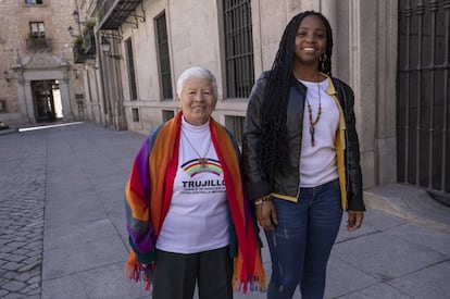 Maritza Trigos, izquierda y Marisol Sandoval, en la plaza de la Villa.