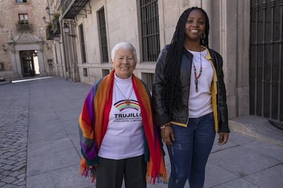 Maritza Trigos, izquierda y Marisol Sandoval, en la plaza de la Villa. 