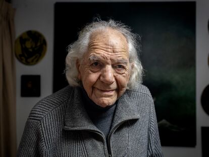 Claudio Di Girolamo, escenógrafo, pintor, director y asesor cultural, en su casa en Santiago (Chile).