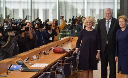 De izquierda a derecha, la ministra de Justicia, Christine Lambrecht, el de Interior, Horst Seehofer, y la de Familia, Franziska Giffey, este lunes en Berlín.