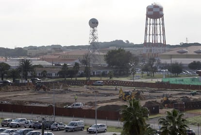 Obras para adecuar la base a la llegada del escudo antimisiles. En la foto construcción de la nueva torre de control del aeropuerto.