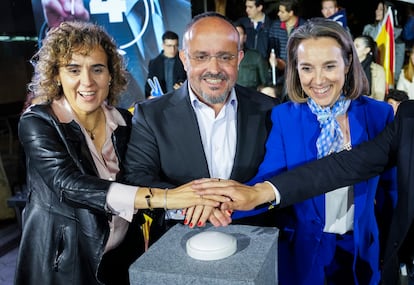 El candidato del PP a la Generalitat, Alejandro Fernández, acompañado por la diputada Cuca Gamarra (derecha) y la eurodiputada Dolors Montserrat, durante el acto de inicio de campaña que los populares han celebrado en Castelldefels, Barcelona.