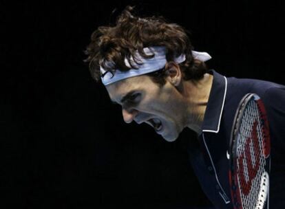 Roger Federer se lamenta tras un fallo.