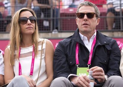 Hugh Grant y Anna Eberstein, madre de uno de sus hijos, viendo un partido de tenis el pasado mes de julio.