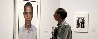 Un visitante observa el retrato de Barack Obama en la muestra previa de la exposición 'Portraits of Power'