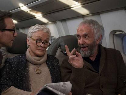 Christian Slater, Glenn Close y Jonathan Pryce, en 'La buena esposa'.