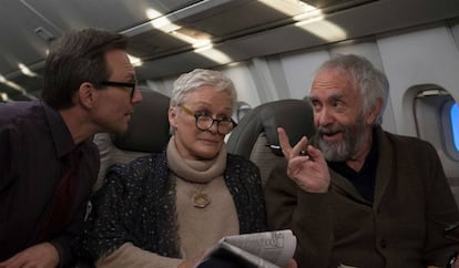 Christian Slater, Glenn Close y Jonathan Pryce, en 'La buena esposa'.