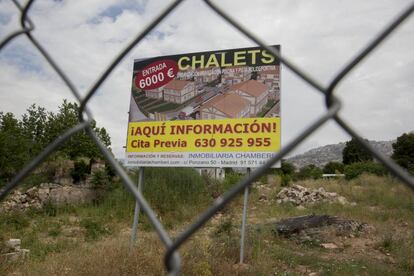 Cartel de una promoción de chalés en Manzanares el Real.