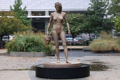 La estatua de Medusa del artista argentino Luciano Garbati, frente al Tribunal Penal de Justicia de Nueva York