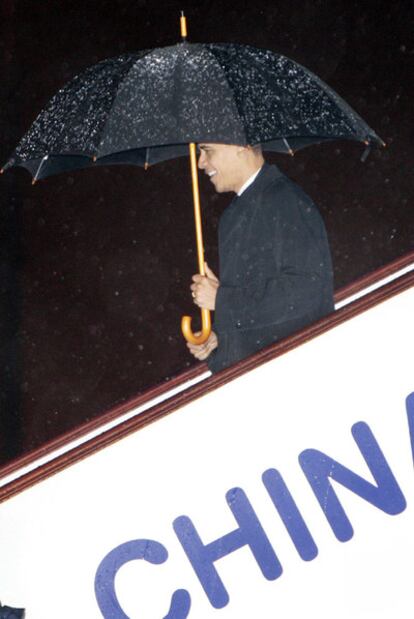 Barack Obama baja del avión presidencial <i>Air Force One</i>.