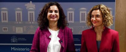 María Jesús Montero, ministra de Hacienda (izquierda) y Meritxell Batet, anterior ministra de Política Territorial y Función Pública, durante la reunión de los consejeros de Hacienda de las comunidades autónomas en el Consejo de Política Fiscal y Financiera celebrado en agosto de 2018.
