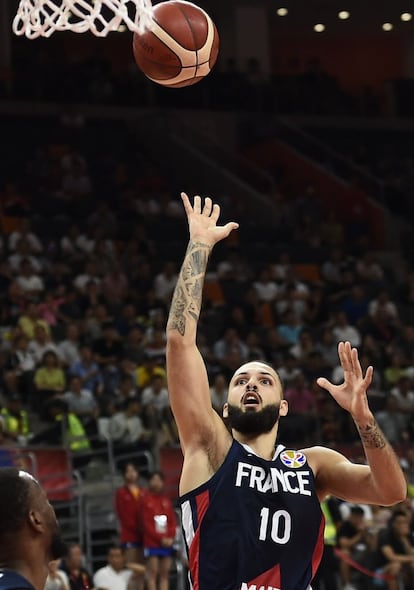 El jugador francés Evan Fournier se dispone a marcar un tanto.