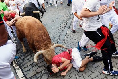 Los toros de la ganadería de Fuente Ymbro son los protagonistas del cuarto encierro de San Fermín por las calles de Pamplona.