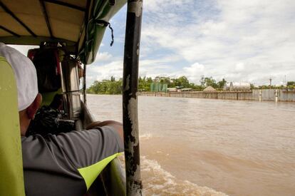 El bloque 31 se visibiliza en la ribera del río Napo mientras se navega en una embarcación que sirve de transporte fluvial para las comunas de los alrededores. 