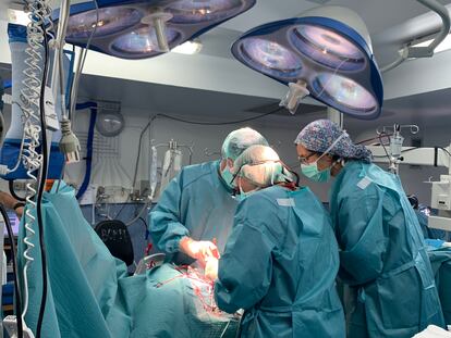 Varios cirujanos operan a un paciente en el Hospital de La Paz, en Madrid.