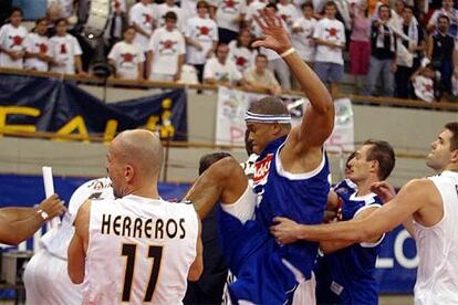 El paname?o Rubn Garcs le propin una patada a Alberto Herreros casi al final del partido.