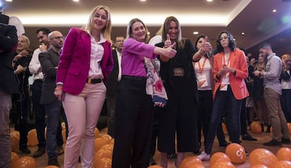 Marta Rivera, en el centro, y Beatriz Pino, a la derecha, celebran el pasado 28 de abril los dos escaños que lograron por A Coruña y Pontevedra respectivamente.