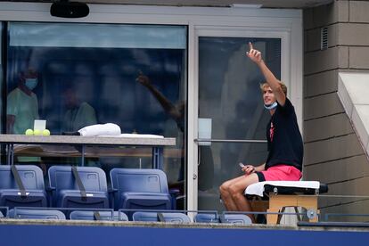 Zverev, durante la espera para el partido del pasado viernes contra Mannarino. / SETH WENIG (AP)