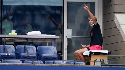 Zverev, durante la espera para el partido del pasado viernes contra Mannarino. / SETH WENIG (AP)