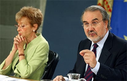 El ministro Solbes y la vicepresidenta Fernández de la Vega, durante la rueda de prensa del Consejo de Ministros.