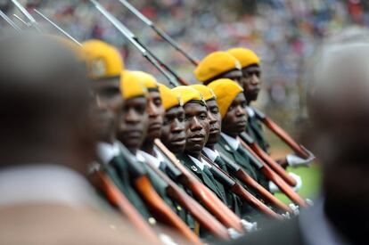 Un regimiento de soldados marcha durante la ceremonia de juramento del presidente provisional de Zimbabue, Emmerson Mnangagwa, en Harare (Zimbabue).