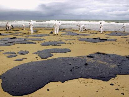 Limpieza de manchas de chapapote en la costa, en 2005.