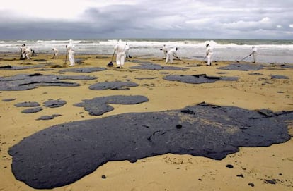 Limpieza de manchas de chapapote en la costa, en 2005.