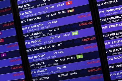 Un panel informativo muestra los vuelos cancelados por el intento de bloqueo de los manifestantes independentistas, en el aeropuerto de El Prat. 