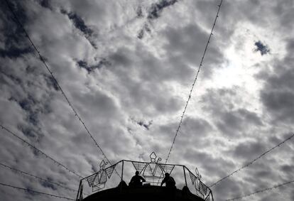 Unos operarios ultiman los preparativos para las fiestas de San Fermín en Pamplona.