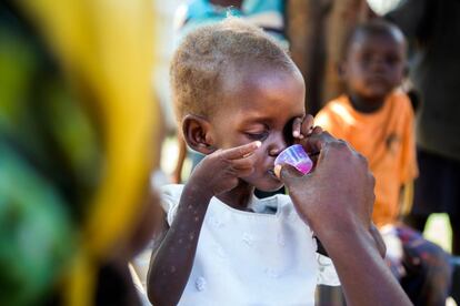Maria está mejorando, pero la fiebre ha disparado las alertas sobre su salud. Los médicos le hicieron un examen para descartar la malaria y, afortunadamente, resultó negativa. Un niño malnutrido tiene nueve veces más probabilidades de morir que uno sano. 