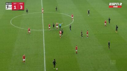 Momento del partido en el que el árbitro se percata que el Bayern cuenta con 12 futbolistas sobre el campo.