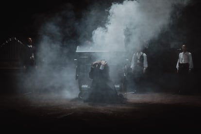 Escena de 'La mort i la primavera', al TNC