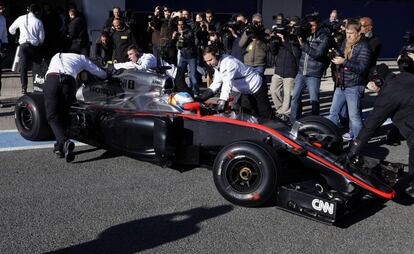 Fernando Alonso, al Circuit de Jerez amb el seu McLaren, que pertany a la seva nova escuderia.