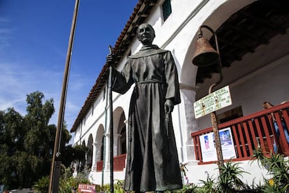 La estatua de San Junípero Serra en la Misión de Santa Bárbara, California.