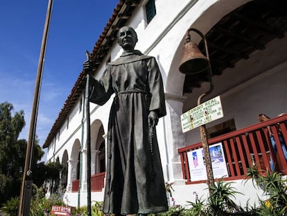 La estatua de San Junípero Serra en la Misión de Santa Bárbara, California.