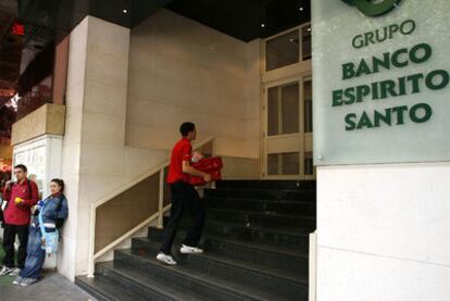 Un repartidor entra en la sede del banco portugués Espirito Santo en Madrid, en una foto de archivo.