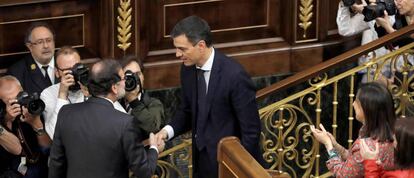  Mariano Rajoy saluda a Pedro Sánchez tars la votación de la moción de confianza