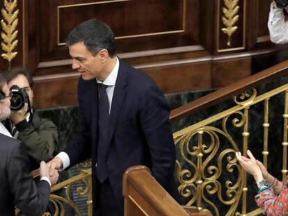  Mariano Rajoy saluda a Pedro Sánchez tars la votación de la moción de confianza