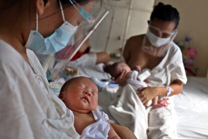 FOTOGALERÍA: Una de las salas de posparto del hospital materno Jose Fabella de Manila, conocido como "la fábrica de bebés".