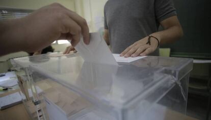 Ambiente electoral en el colegio Príncipe Felipe de Boadilla del Monte (Madrid).