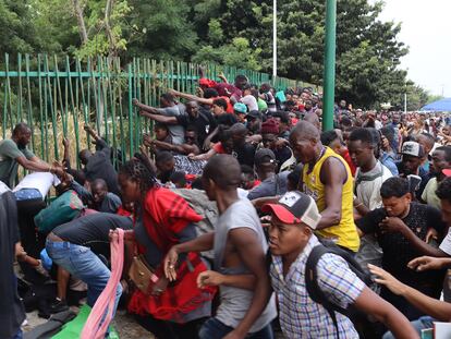 Al sur de México, todos los días desde hace dos semanas, miles de migrantes forman kilométricas colas frente a las oficinas de migración de Tapachula, la ciudad más grande de la frontera que divide al país de Guatemala. En la imagen, cientos de migrantes rompen un cerco de seguridad afuera de las oficinas de migración en Tapachula para exigir los papeles que les permitan transitar por México, el pasado 2 de mayo. 