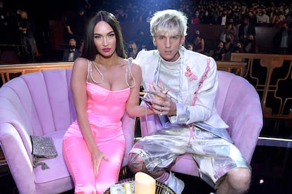 Megan Fox y su pareja, Machine Gun Kelly, en los premios iHeartRadio Music en 2021.