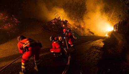 Operarios de la UME luchan contra un fuego de Pontevedra, el pasado 16 de octubre. 