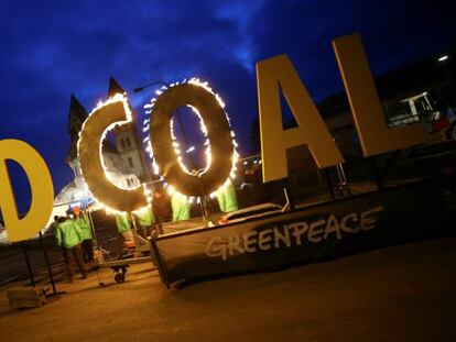 Activistas de Greenpeace protestando por la ampliaci&oacute;n de una central de carb&oacute;n en Immerath (Alemania).