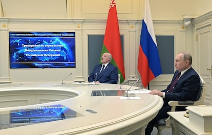 Putin y Lukashenko observaban en una pantalla el lanzamiento de misiles rusos, el 19 de febrero en Moscú. 